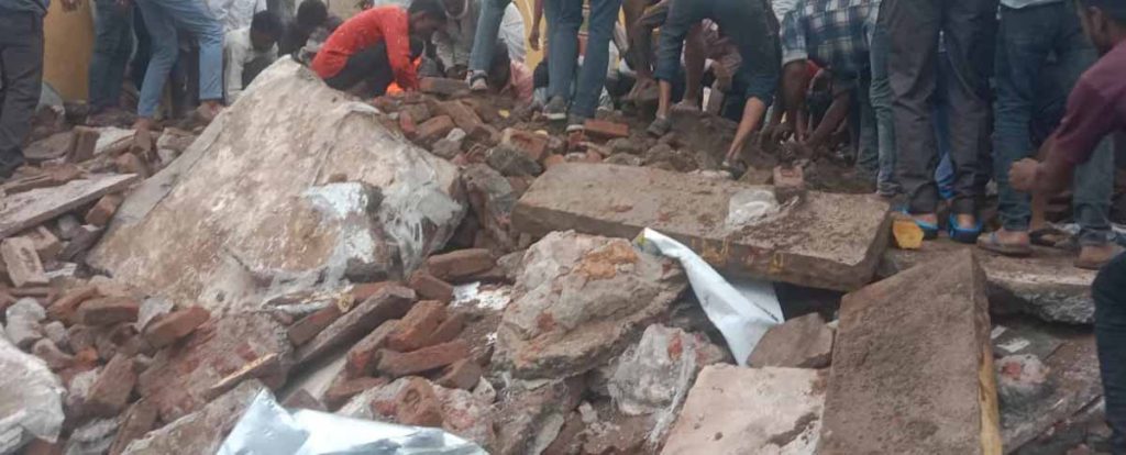 शिवहर में गिरी स्कूल की दीवार, 6 बच्चे घायल, दो की हालत गंभीर