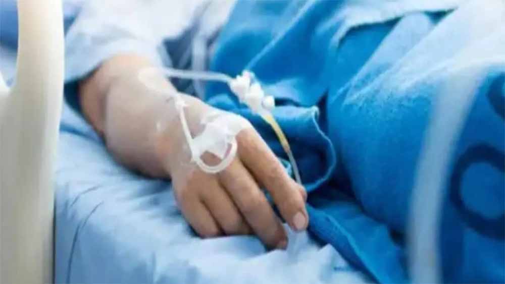 लापरवाही से भड़के स्वास्थ्य मंत्री, मरीज को स्ट्रेचर पर सड़क पार कराने पर जताई नाराज़गी 1 hos1 1