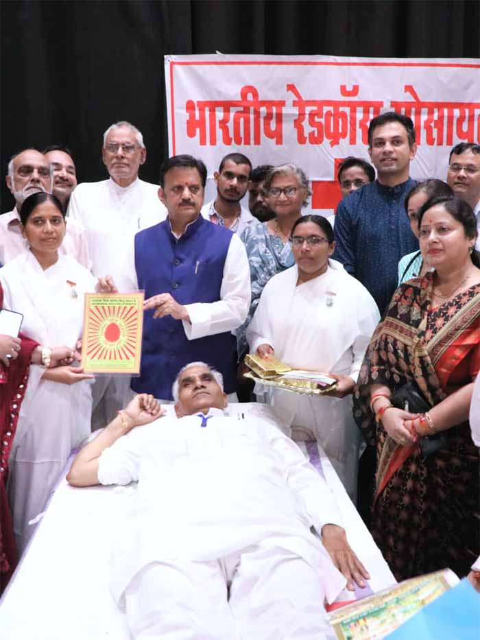 रक्तदान मानवता की सबसे बड़ी सेवा : उप मुख्यमंत्री शुक्ल 1 sukl 8