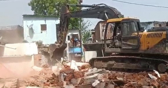Bhopal News: रायसेन रोड चौड़ीकरण के लिए चला बुलडोजर, 70 दुकानें और 42 झुग्गियां हटाईं; 40 करोड़ की जमीन अतिक्रमण मुक्त भोपाल के रायसेन रोड स्थित पिपलानी क्षेत्र में सड़क चौड़ीकरण अभियान के दौरान प्रशासनिक अमला बुलडोजर और पुलिस बल की मौजूदगी में अतिक्रमण हटाते हुए।
