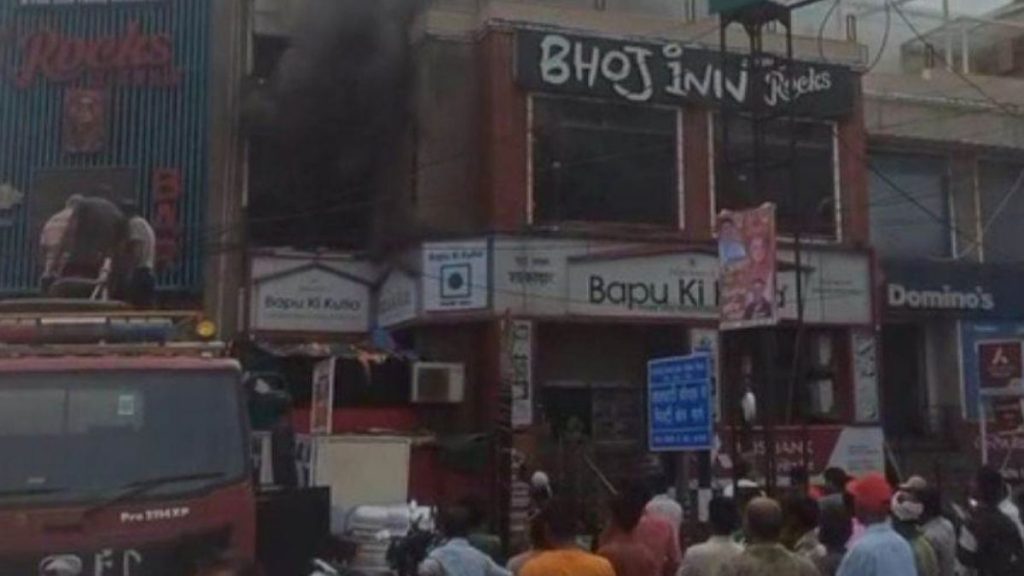 Bhopal Fire News: लालघाटी के रेस्टोरेंट में भीषण आग, दो मंजिलें लपटों की चपेट में; दीवार तोड़कर अंदर पहुंची फायर ब्रिगेड wp 17808219794153704527363753280403